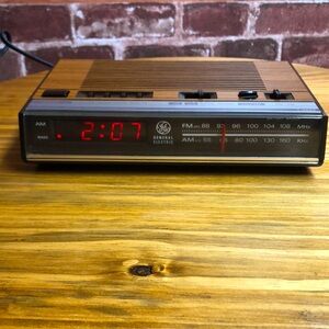Vintage 80’s GE Clock Radio